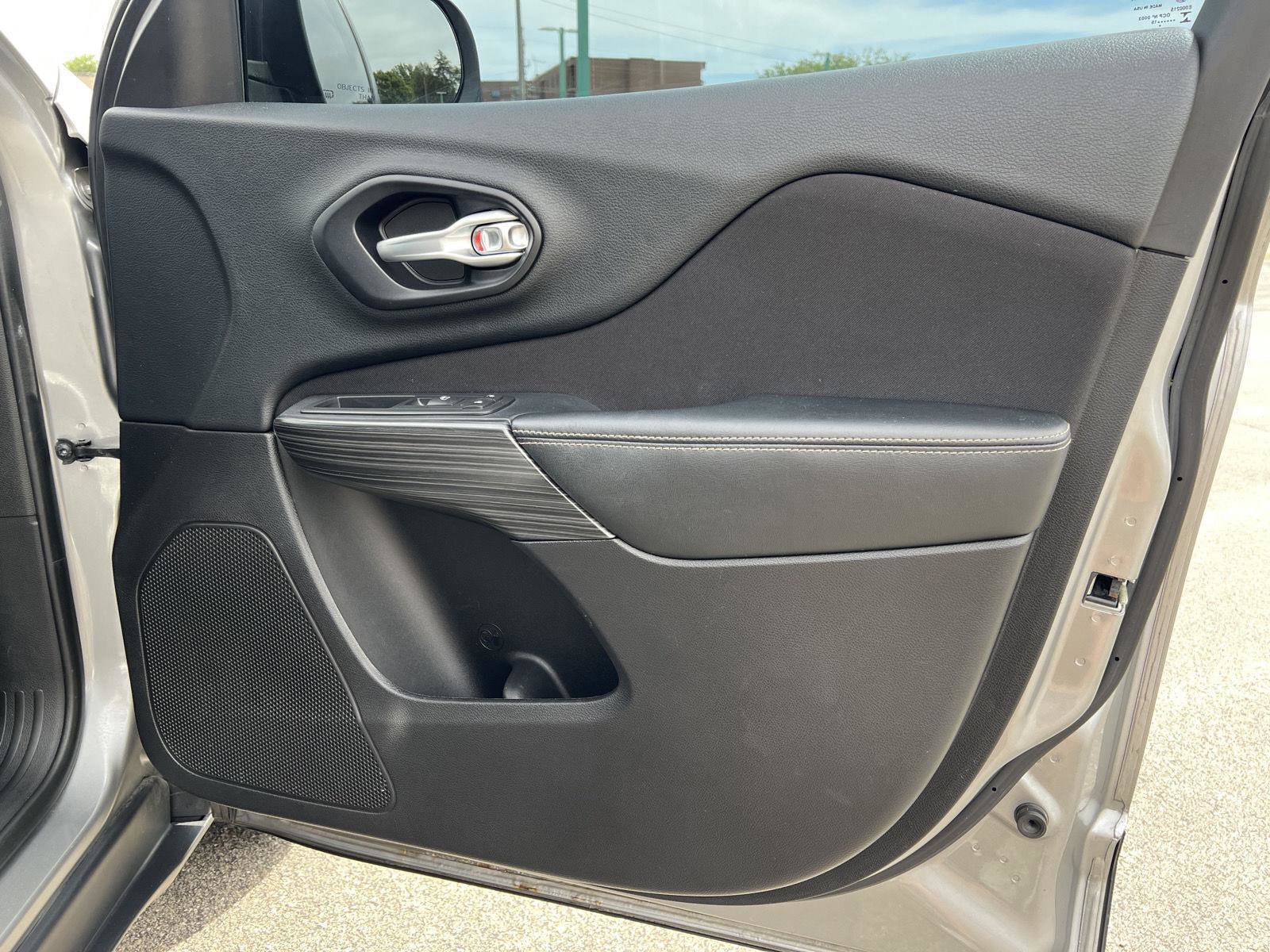 Used 2015 Jeep Cherokee Sport w/ Cold Weather Group FWD image 14