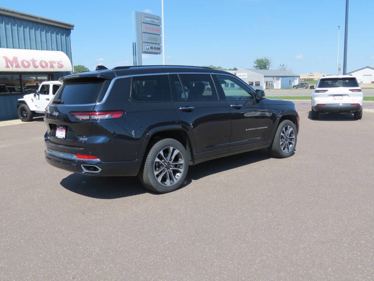 Used 2024 Jeep Grand Cherokee L Overland w/ Trailer Tow Package AWD/4WD image 4