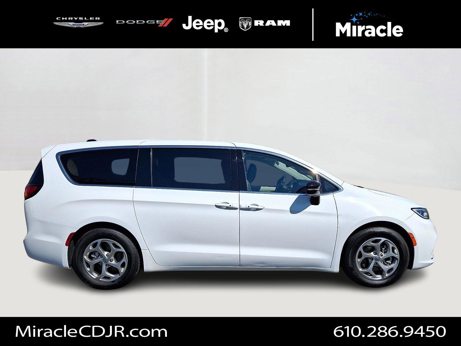 Certified 2024 Chrysler Pacifica Limited FWD image 7