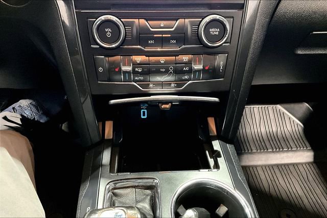 Used 2018 Ford Explorer XLT w/ XLT Appearance Package image 16