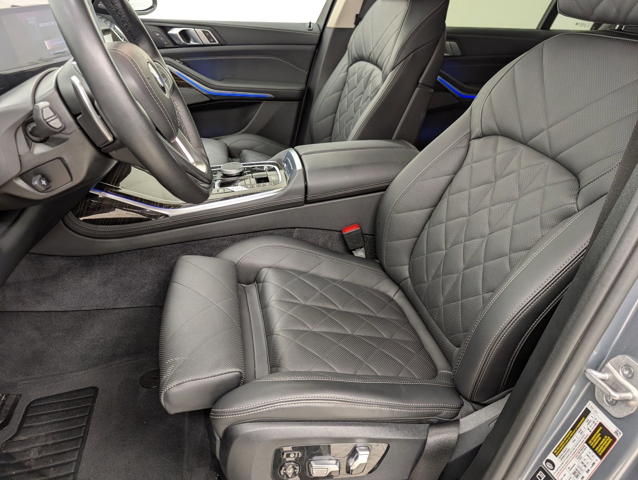 Used 2025 BMW X7 xDrive40i w/ Premium Package image 5