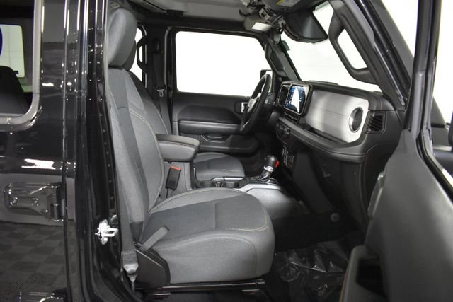 Used 2025 Jeep Wrangler Unlimited Sahara AWD/4WD image 35