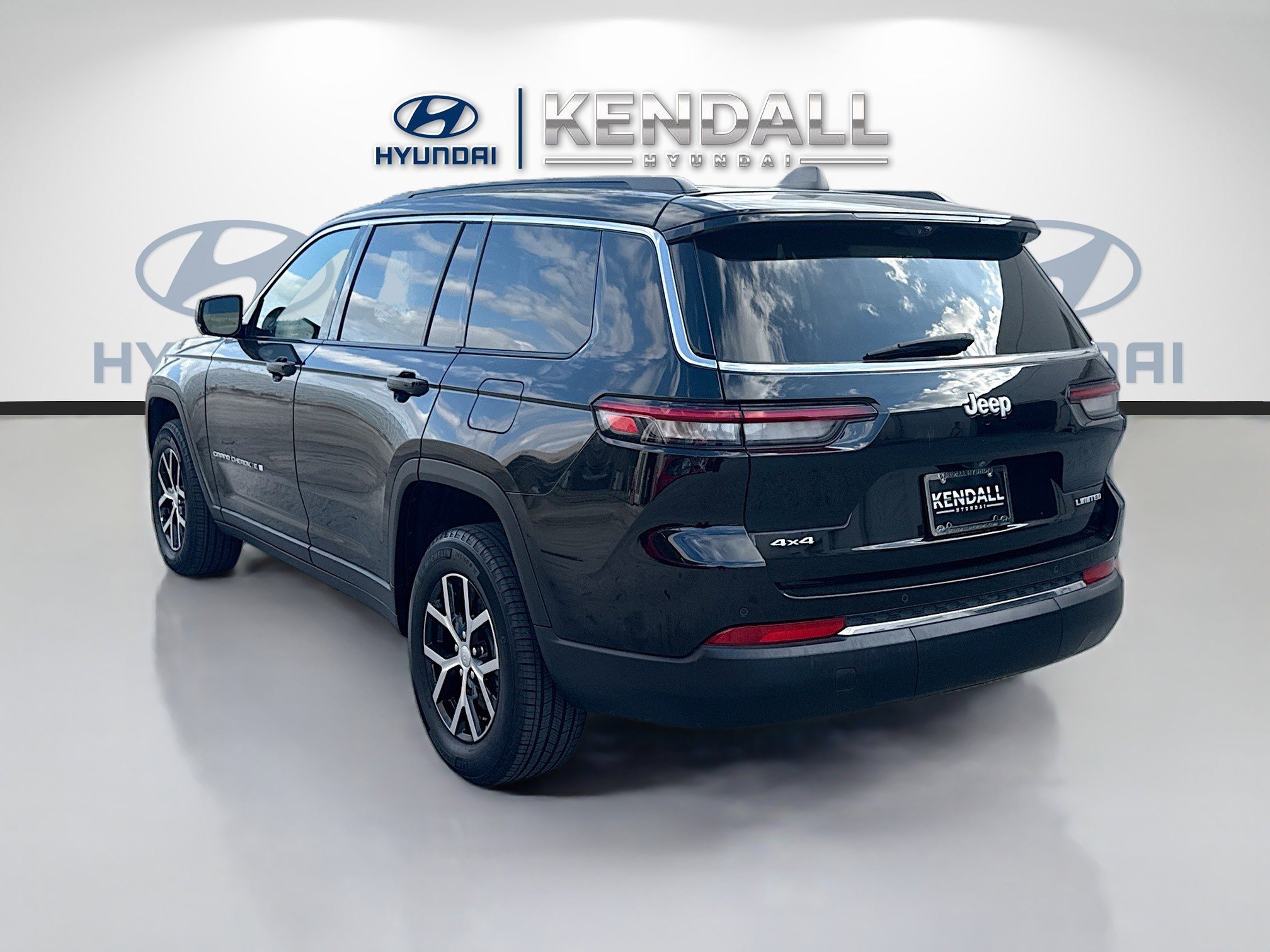 Used 2024 Jeep Grand Cherokee L Limited w/ Luxury Tech Group II image 4