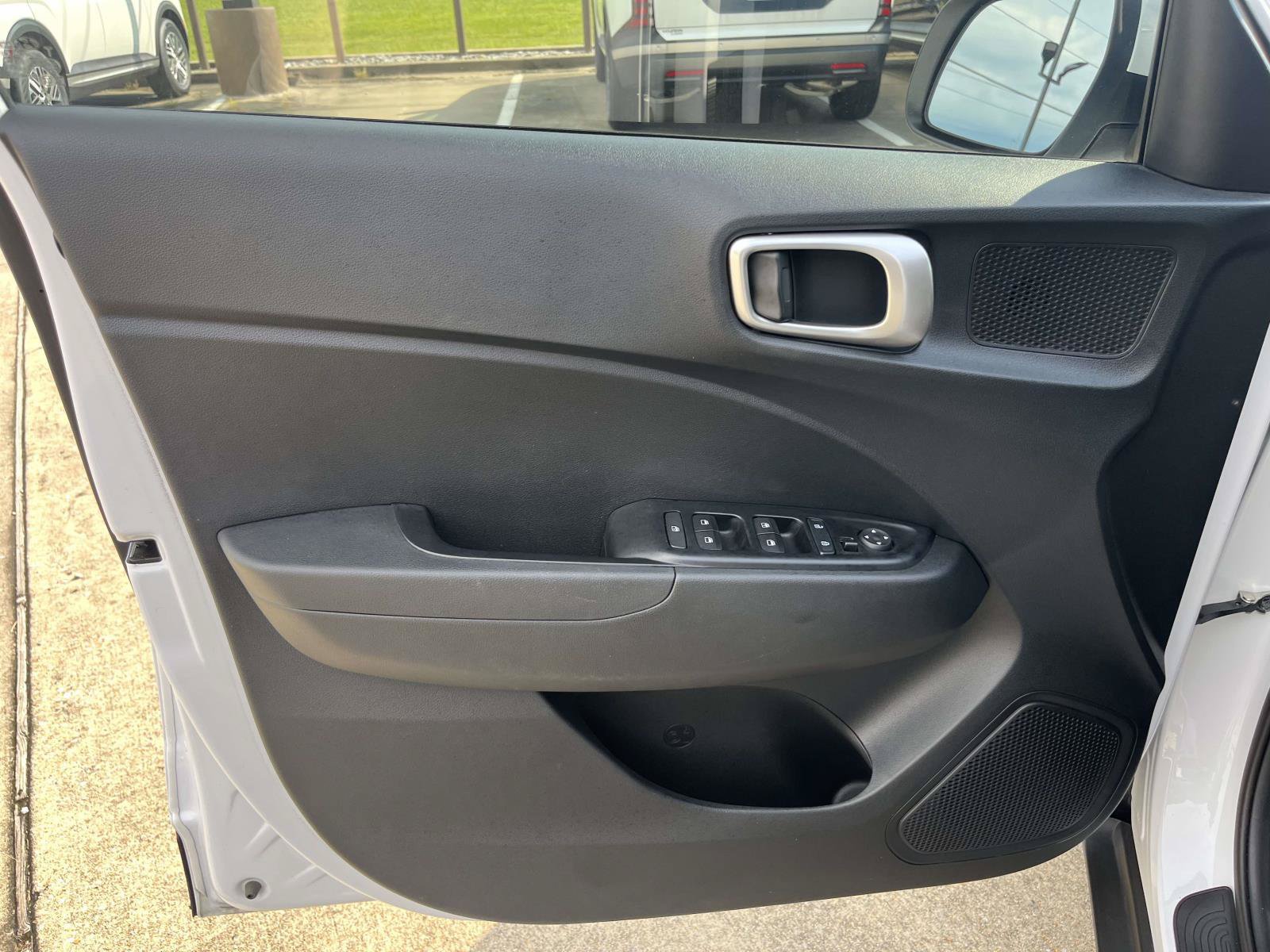 Certified 2025 Hyundai Venue SE FWD image 13
