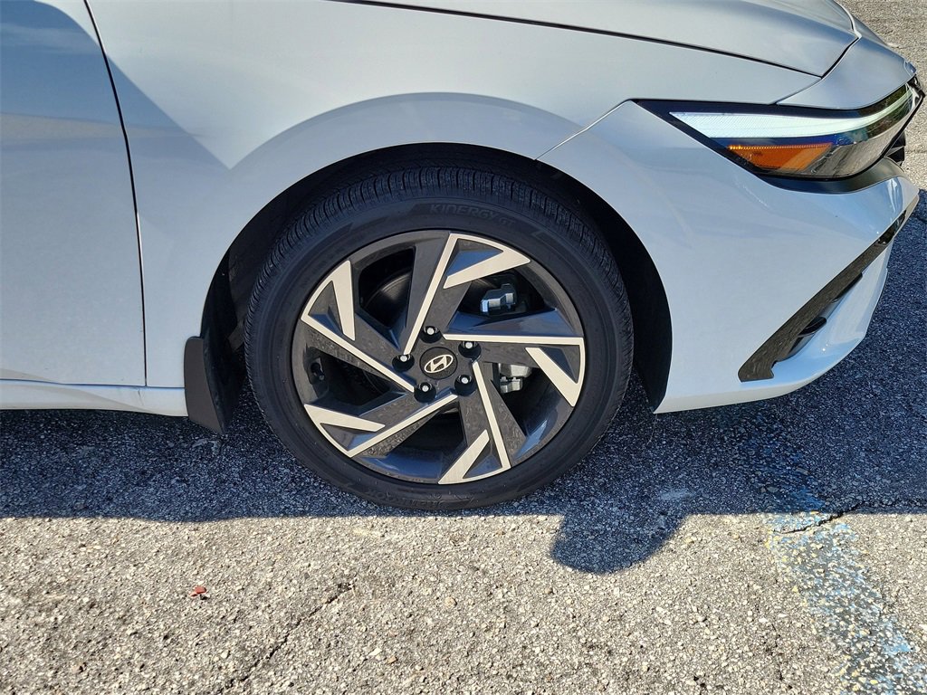 Used 2025 Hyundai Elantra Limited image 3