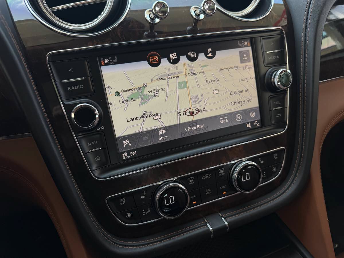 Used 2017 Bentley Bentayga AWD/4WD image 28