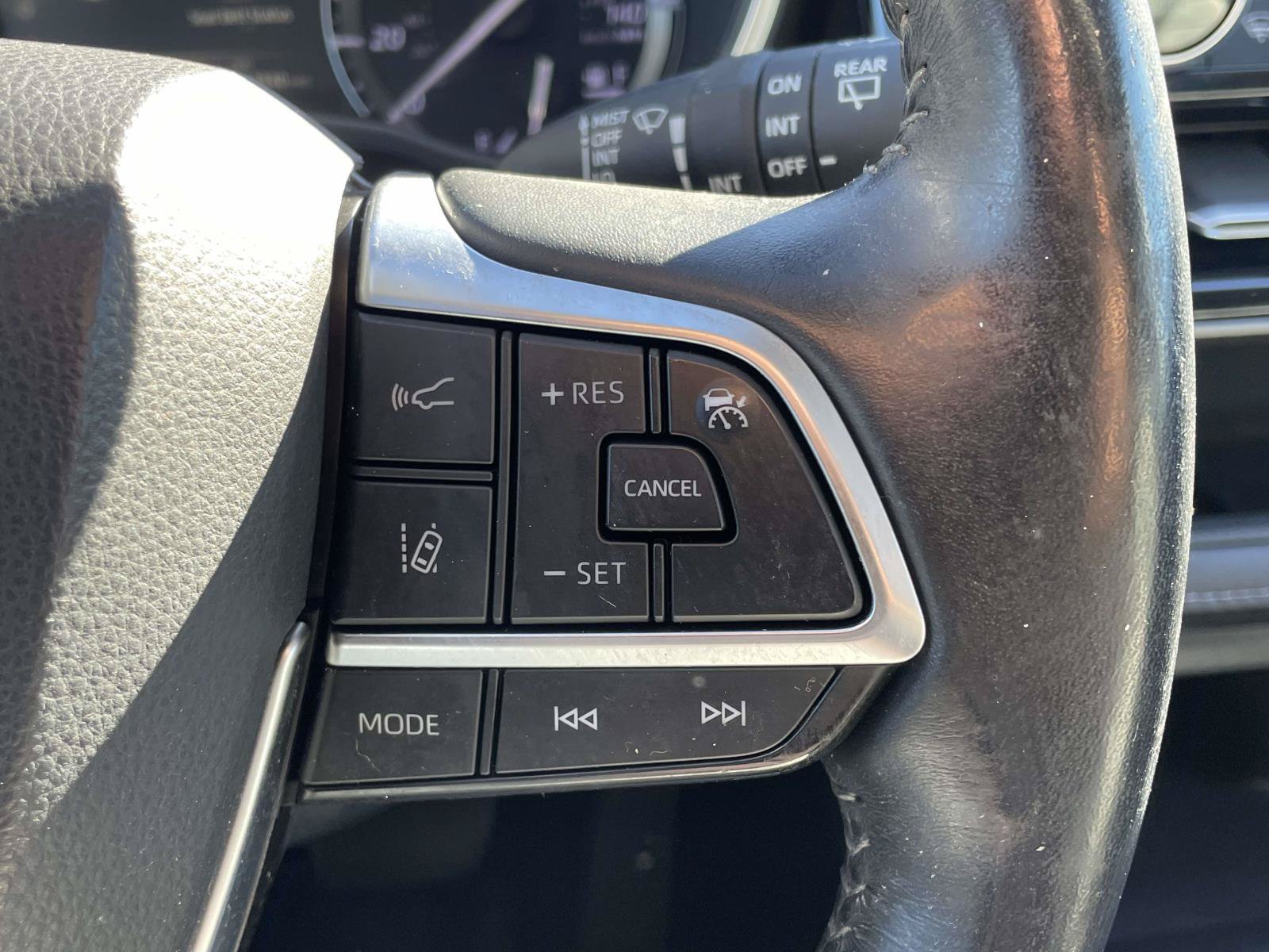 Used 2020 Toyota Highlander XLE FWD image 11