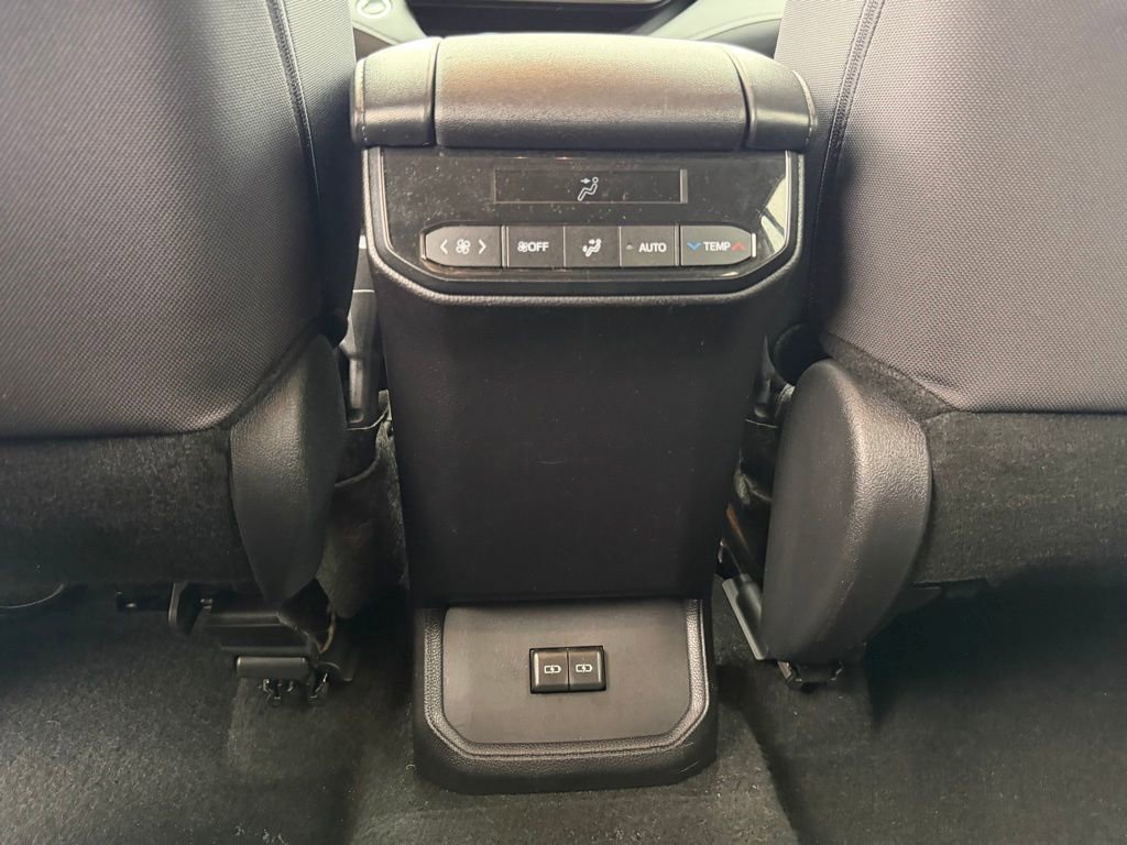 Used 2024 Toyota Highlander LE image 32