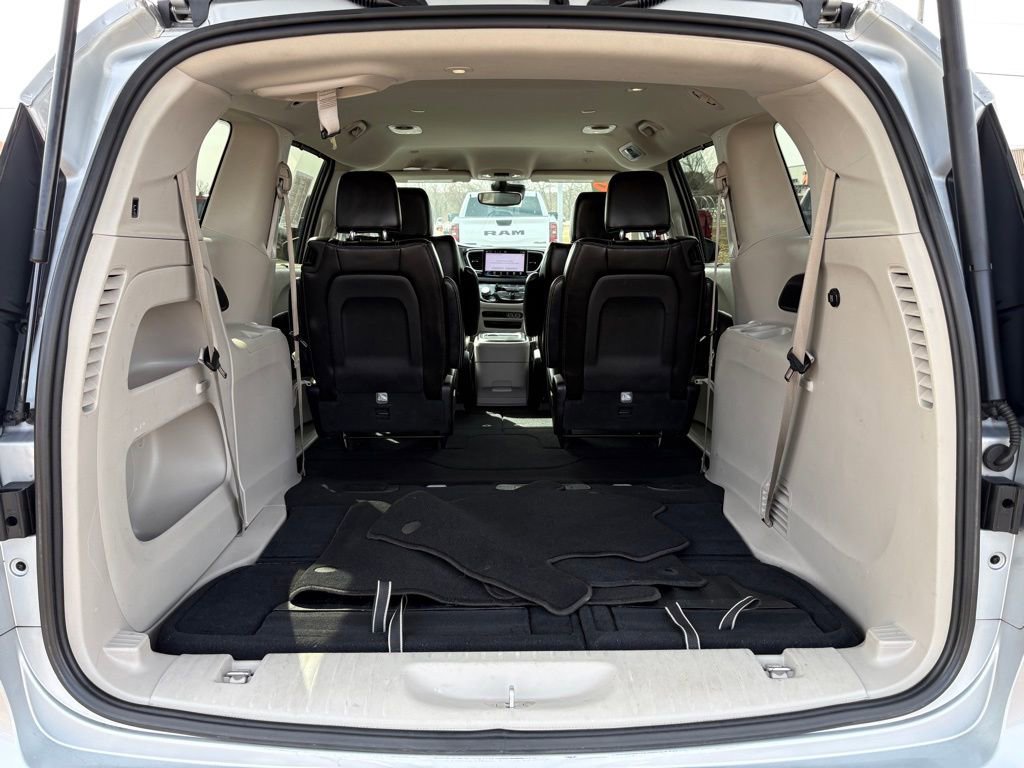 Certified 2023 Chrysler Pacifica Touring-L FWD image 8