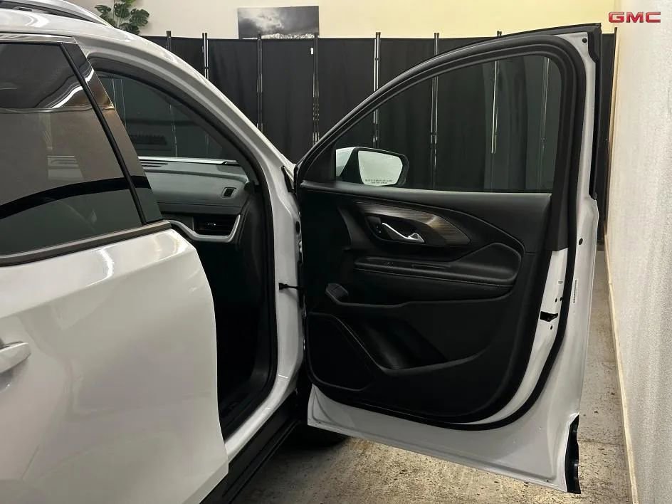 Used 2024 GMC Terrain SLT image 22