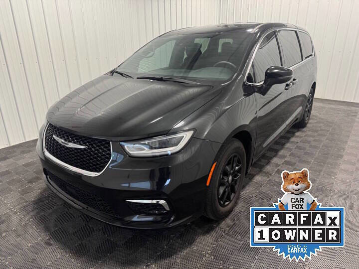 Used 2023 Chrysler Pacifica Touring image 1