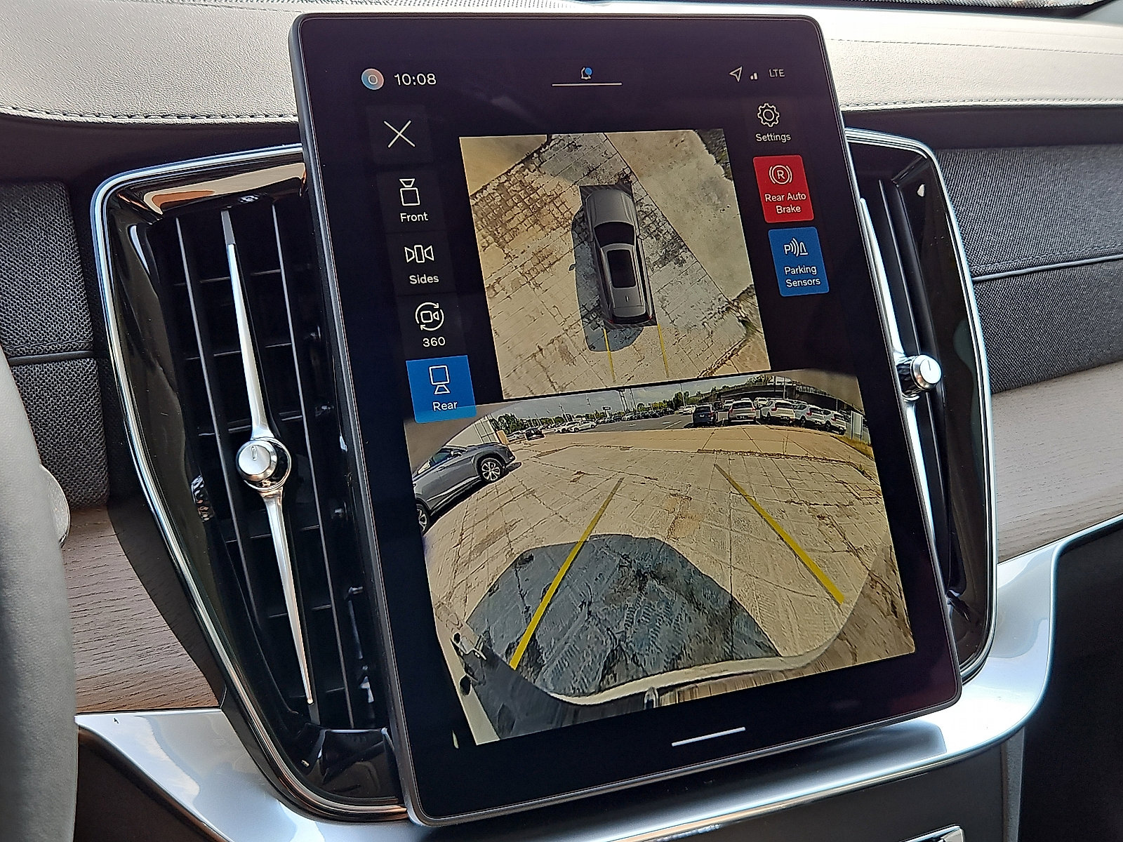 New 2026 Volvo XC90 B6 Plus w/ Protection Package Premier image 17