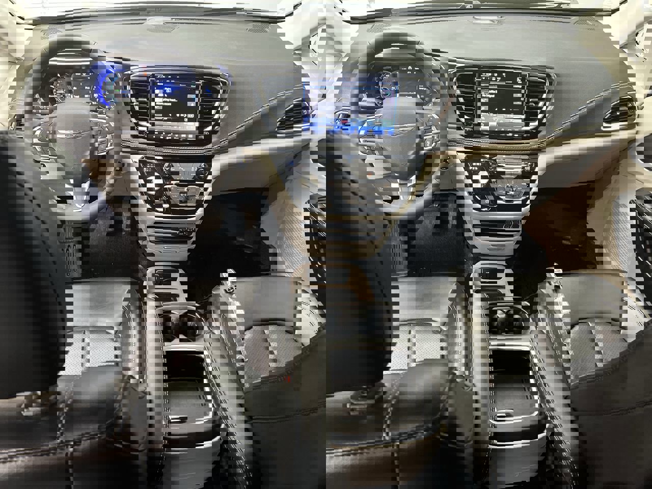 Used 2023 Chrysler Pacifica Touring-L image 4