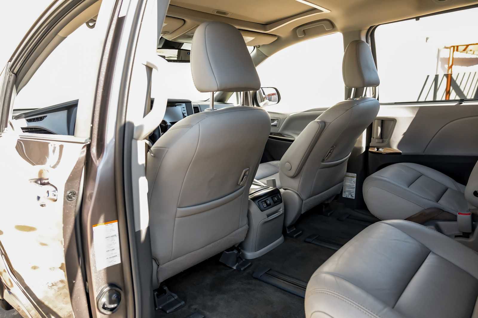 Used 2018 Toyota Sienna XLE image 40