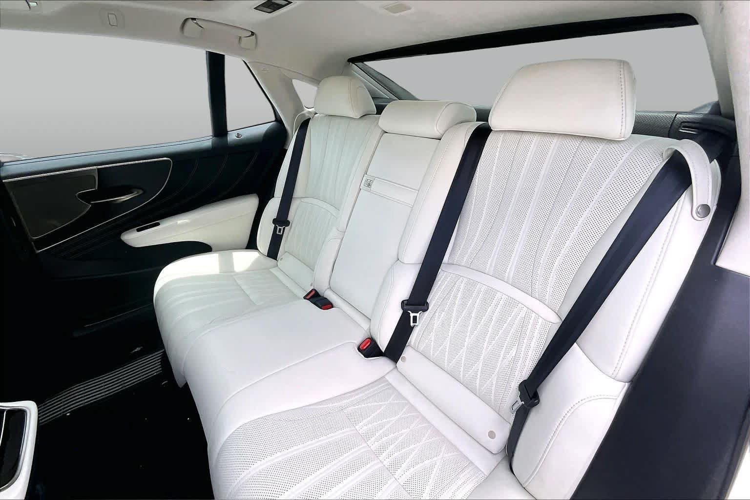 Used 2022 Lexus LS 500 w/ Interior Upgrade Package RWD image 21