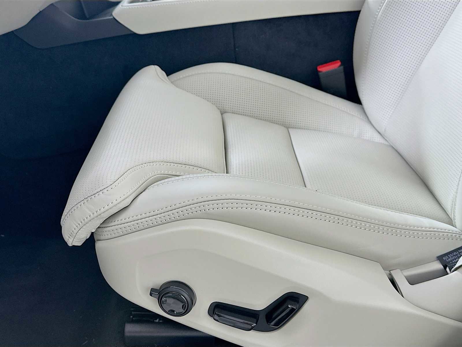 New 2026 Volvo XC90 T8 Ultra w/ Protection Package Premier image 18