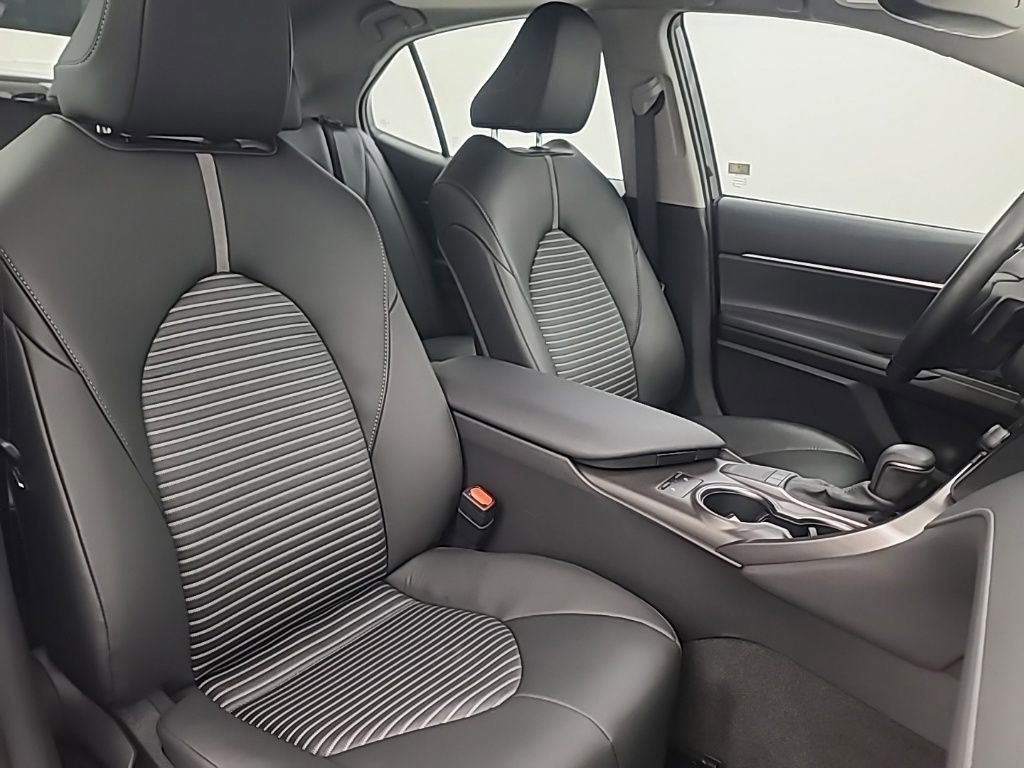 Used 2023 Toyota Camry SE w/ Cold Weather Package image 17