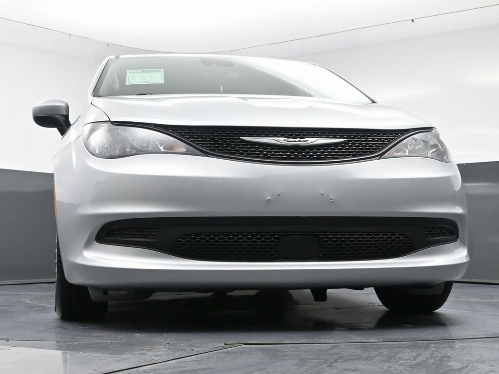 Used 2023 Chrysler Voyager LX image 49