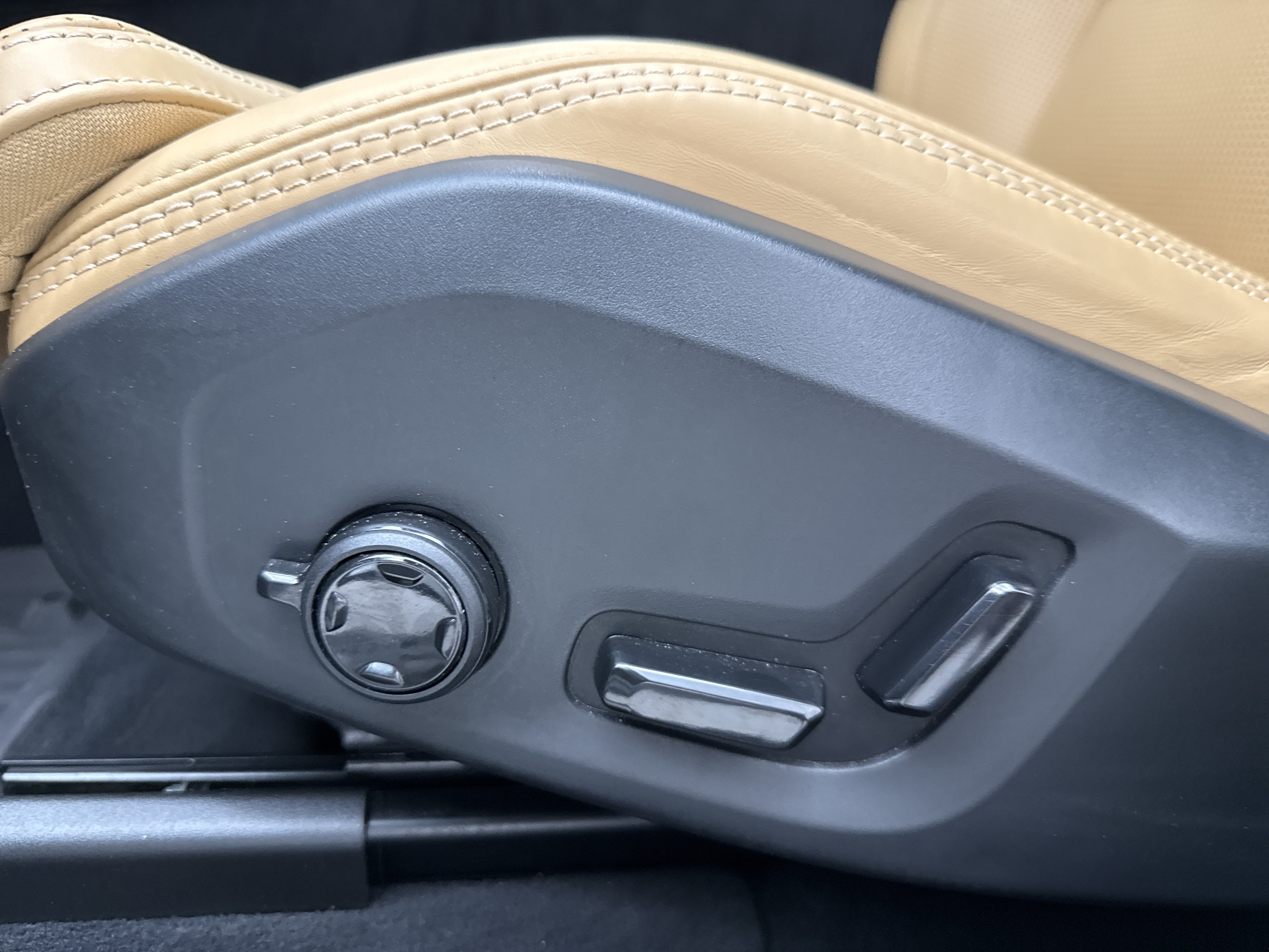 Certified 2025 Volvo XC60 B5 Ultra w/ Protection Package Premier AWD/4WD image 29