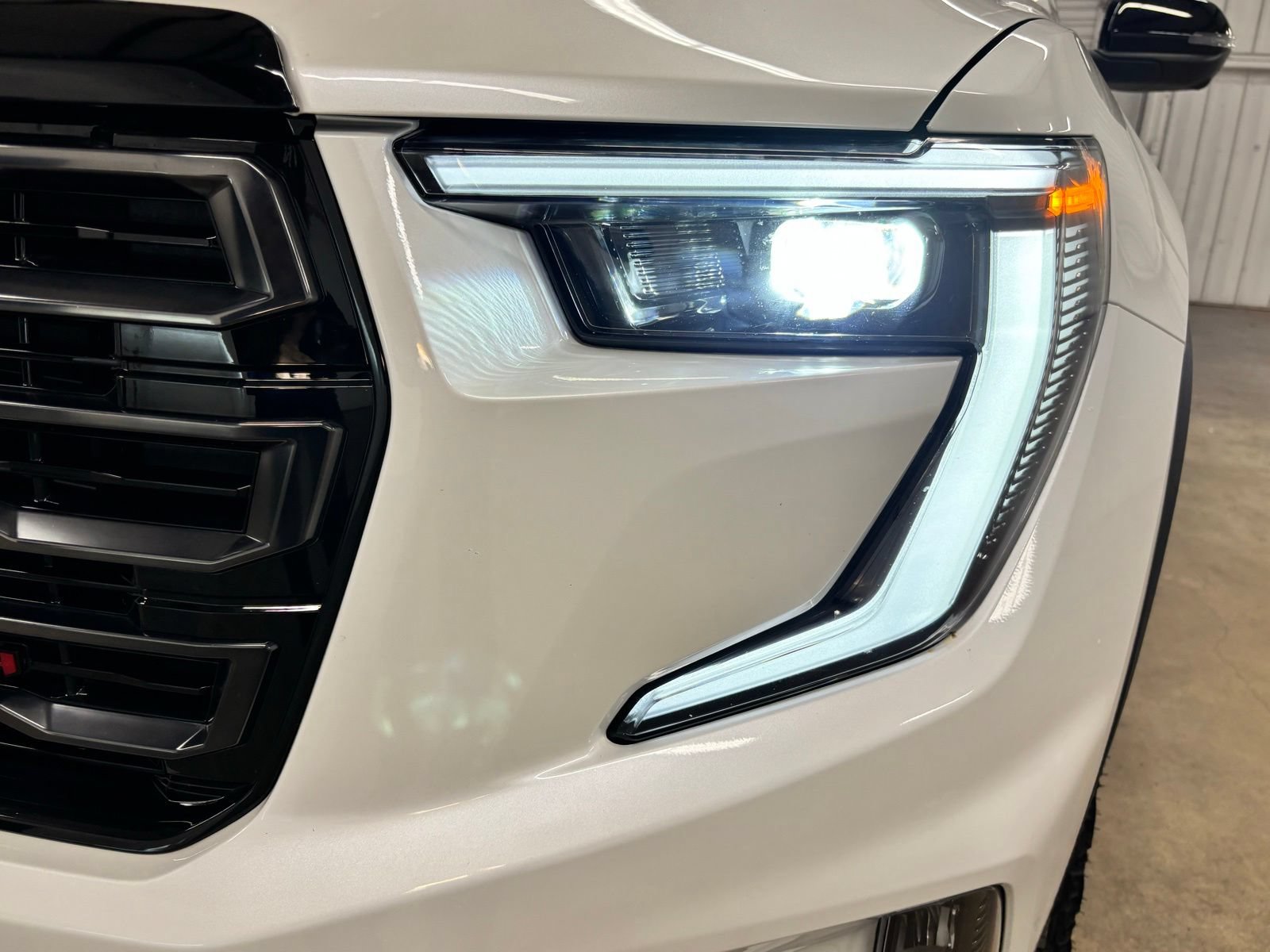 Used 2025 GMC Acadia AT4 w/ Luxury Package AWD/4WD image 8