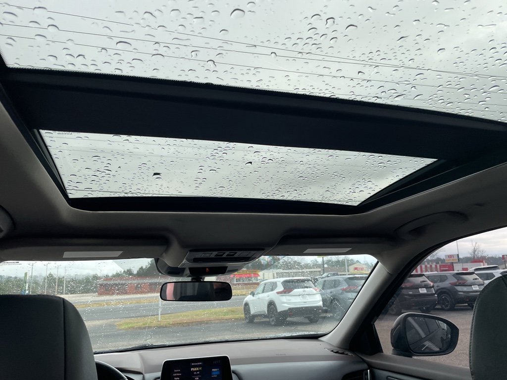 Used 2023 Nissan Rogue SV w/ SV Premium B Package image 11