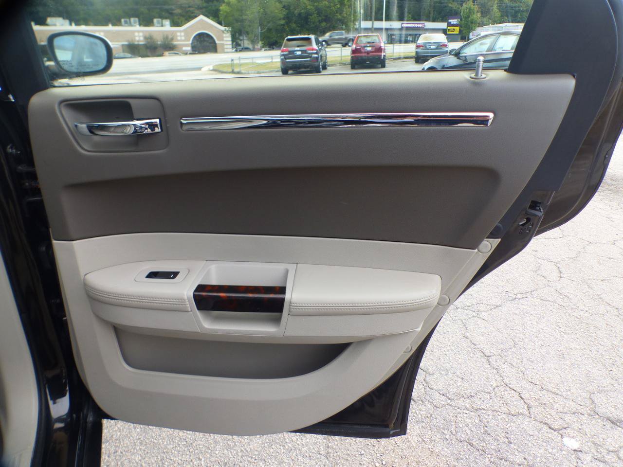 Used 2009 Chrysler 300 C w/ Protection Group II RWD image 16