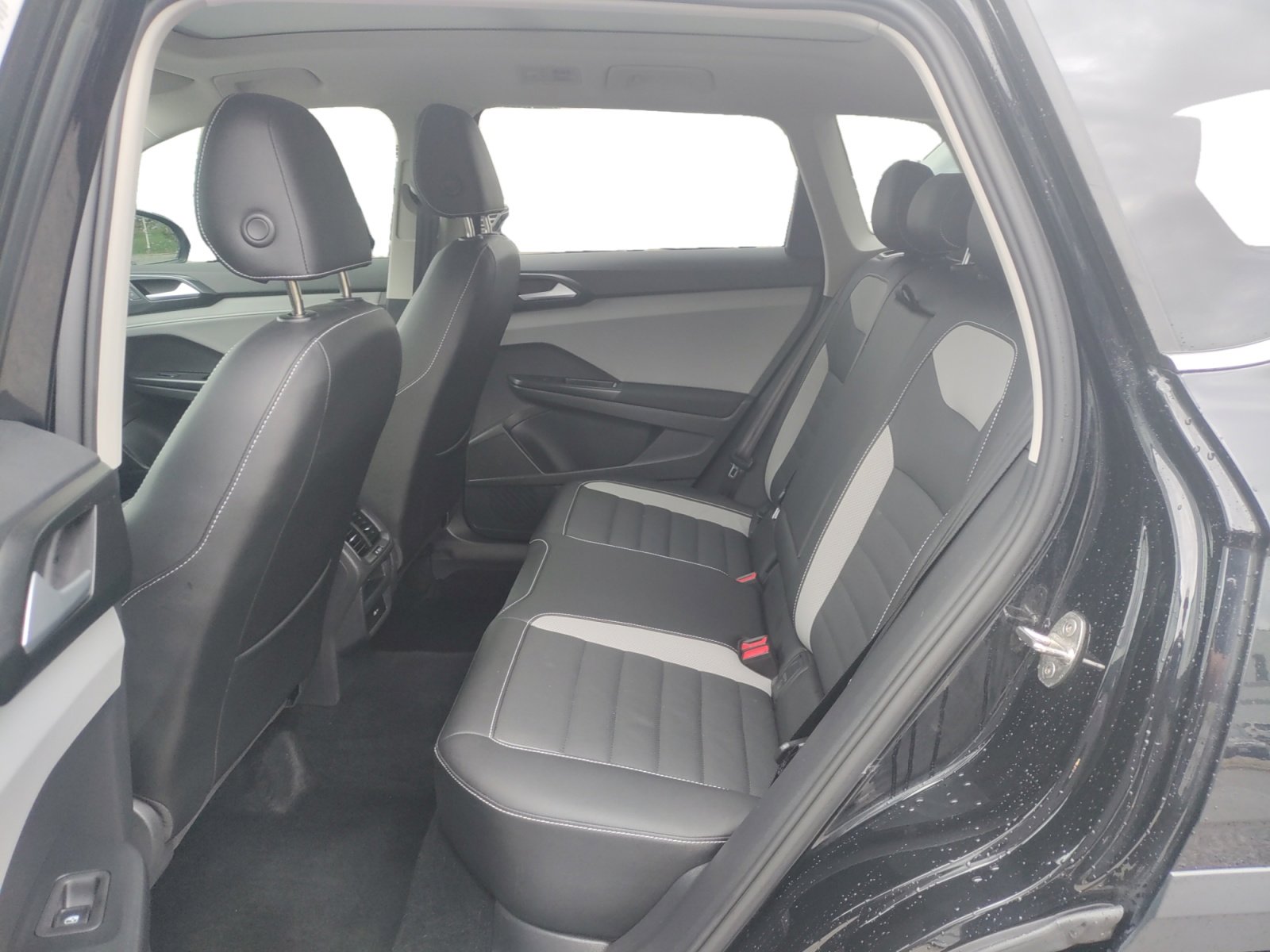 Certified 2022 Volkswagen Taos SEL w/ Panoramic Sunroof Package image 5