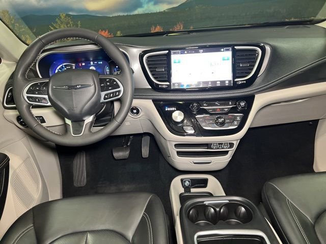 Used 2024 Chrysler Pacifica Select image 67