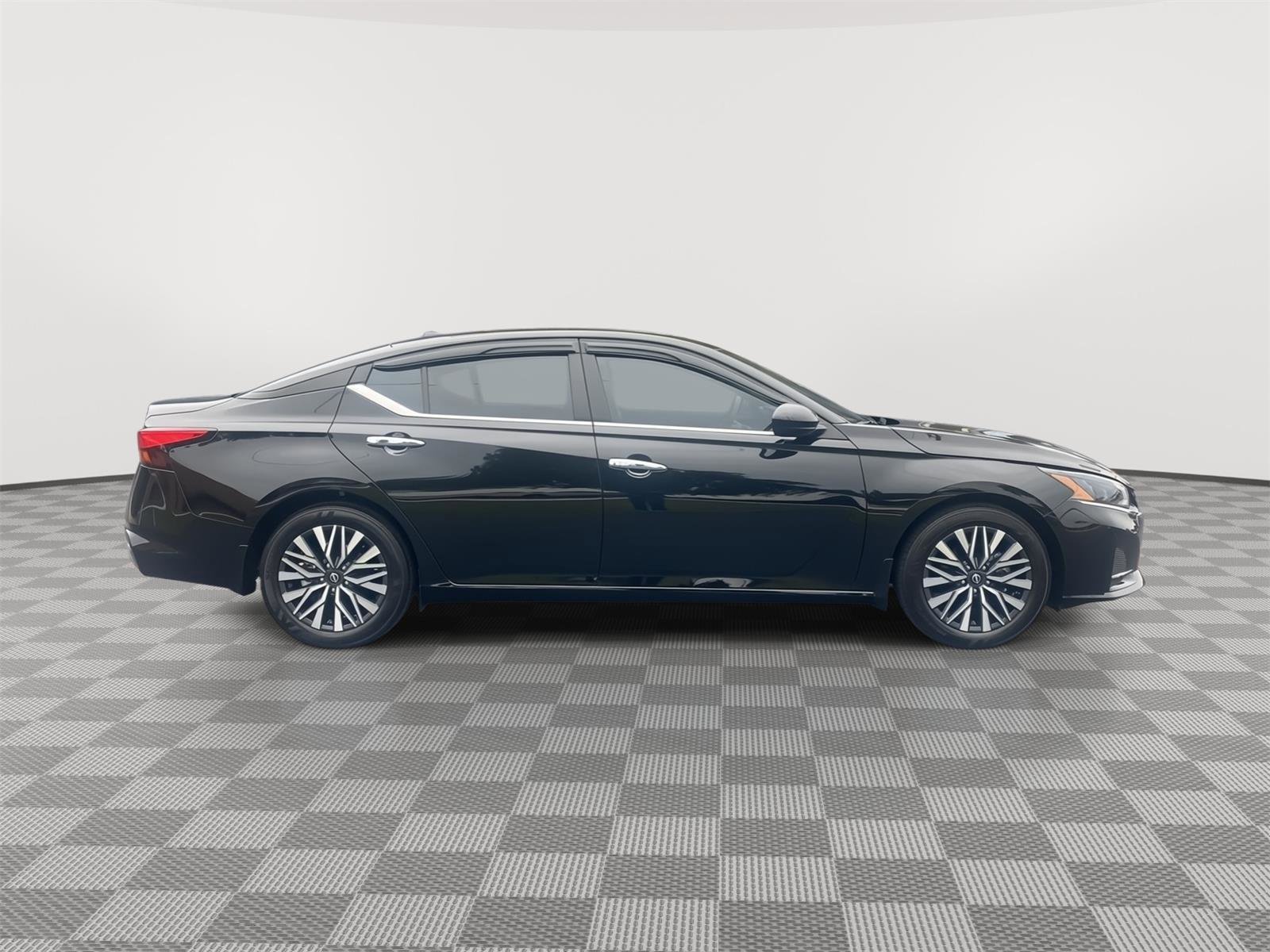 Used 2024 Nissan Altima 2.5 SV w/ SV Premium Package FWD image 4