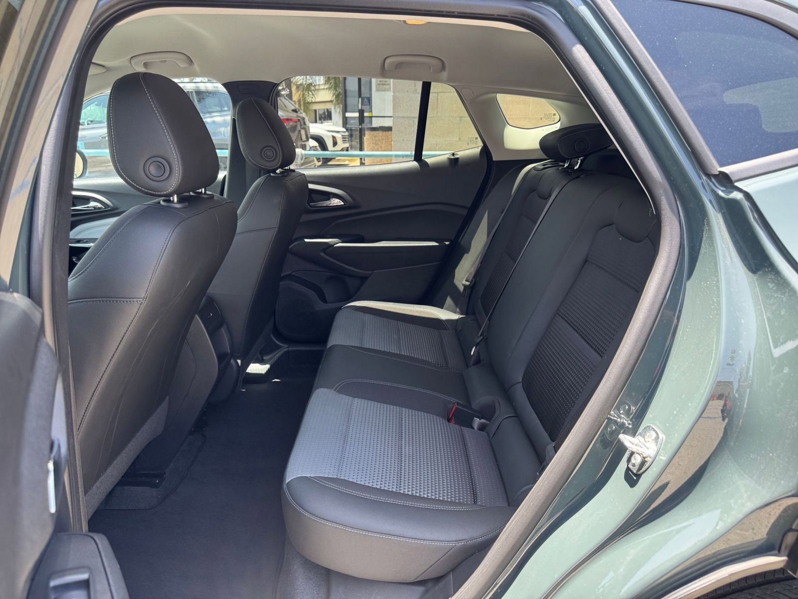 Used 2025 Chevrolet Trax LT w/ LT Convenience Package FWD image 25