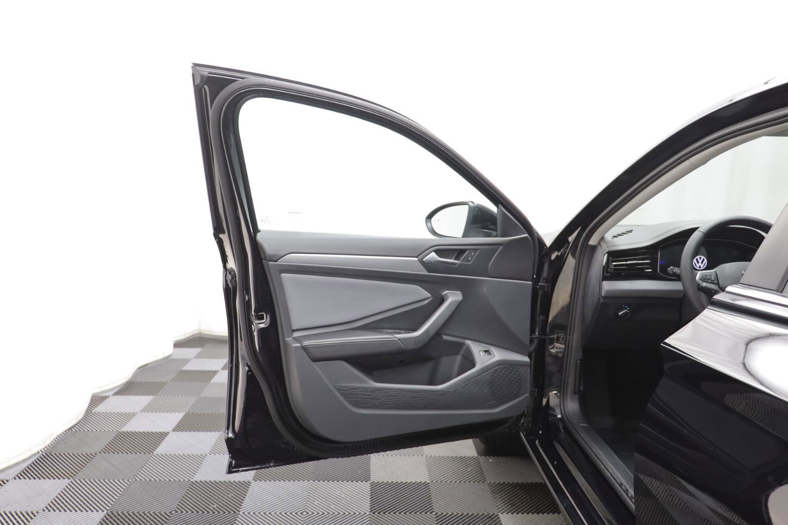 New 2026 Volkswagen Jetta SE image 4