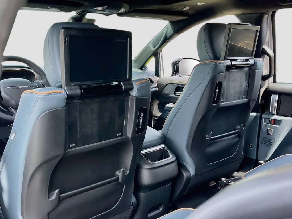 New 2027 Chrysler Pacifica Pinnacle w/ Theater Group FWD image 24