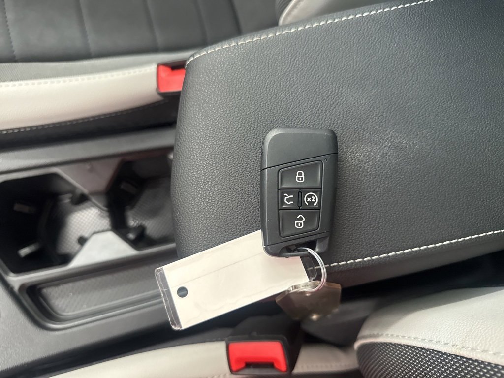 Certified 2025 Volkswagen Taos SE image 29