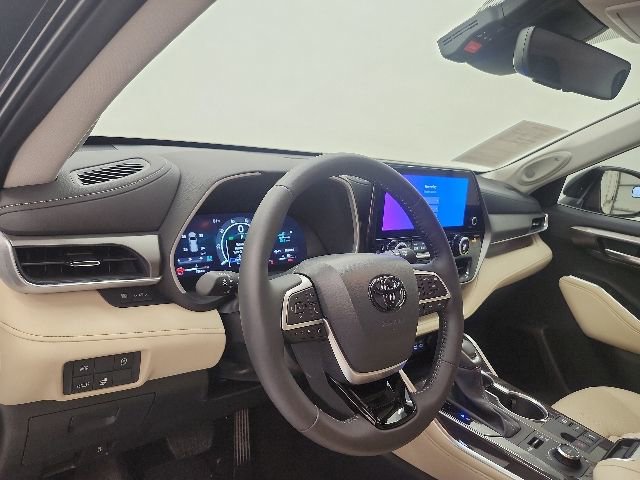 Certified 2025 Toyota Highlander Limited AWD/4WD image 52