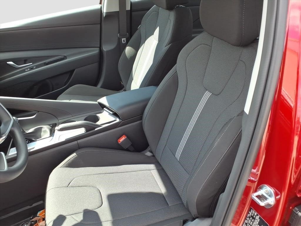 Certified 2025 Hyundai Elantra SE FWD image 9