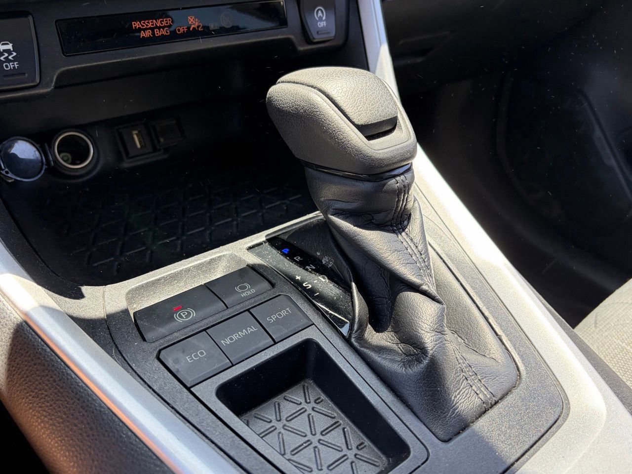 Used 2020 Toyota RAV4 XLE w/ Convenience Package FWD image 9