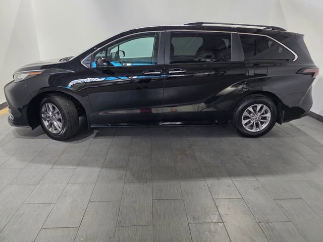 Used 2023 Toyota Sienna XLE FWD image 2