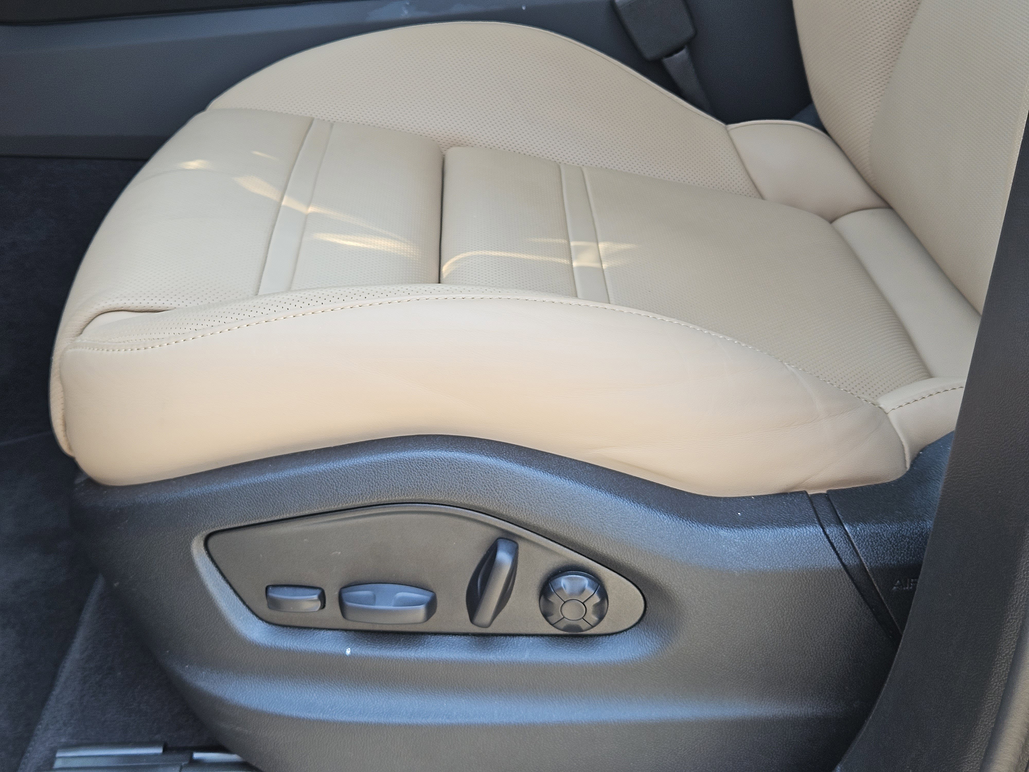 Certified 2025 Porsche Cayenne Coupe image 32