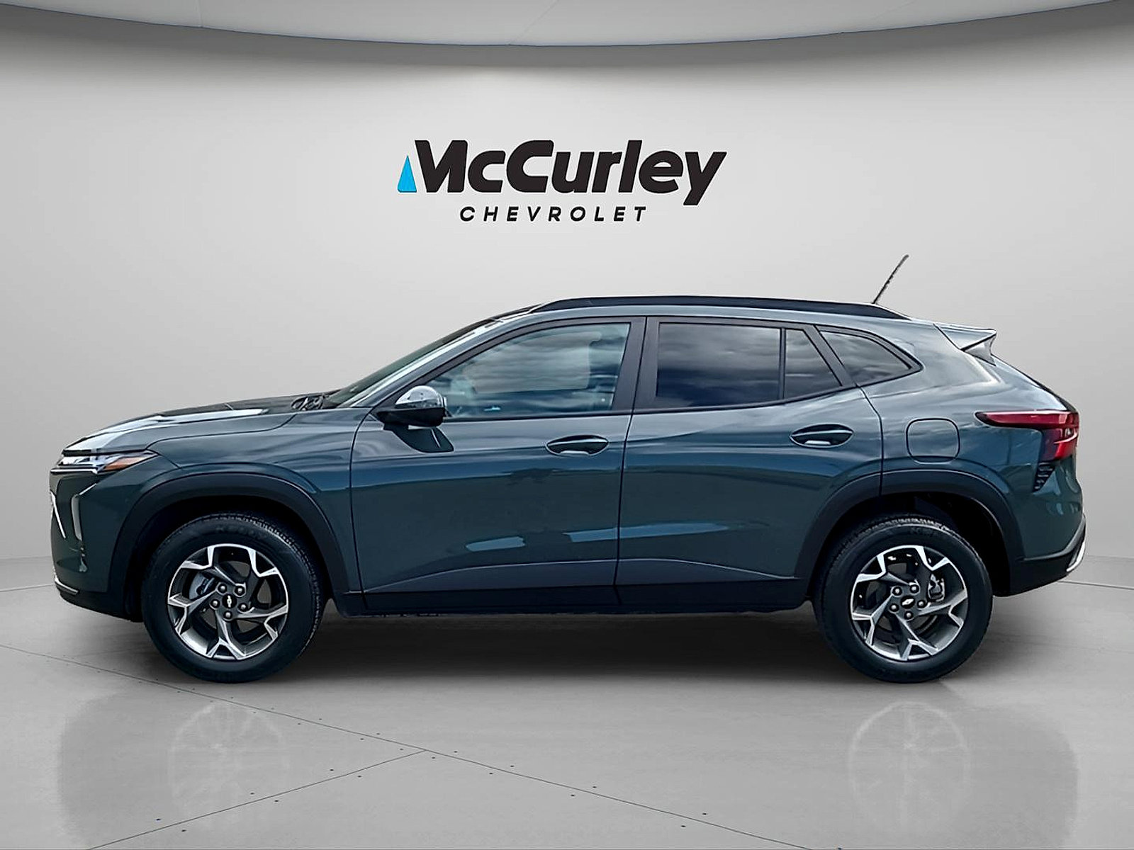 Used 2025 Chevrolet Trax LT FWD image 4