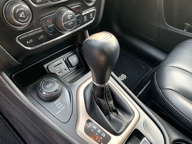 Used 2017 Jeep Cherokee Limited image 24