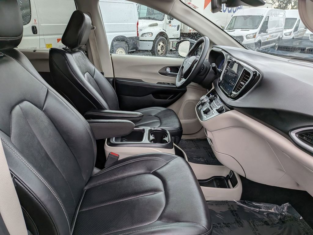 Used 2024 Chrysler Pacifica Touring-L image 29