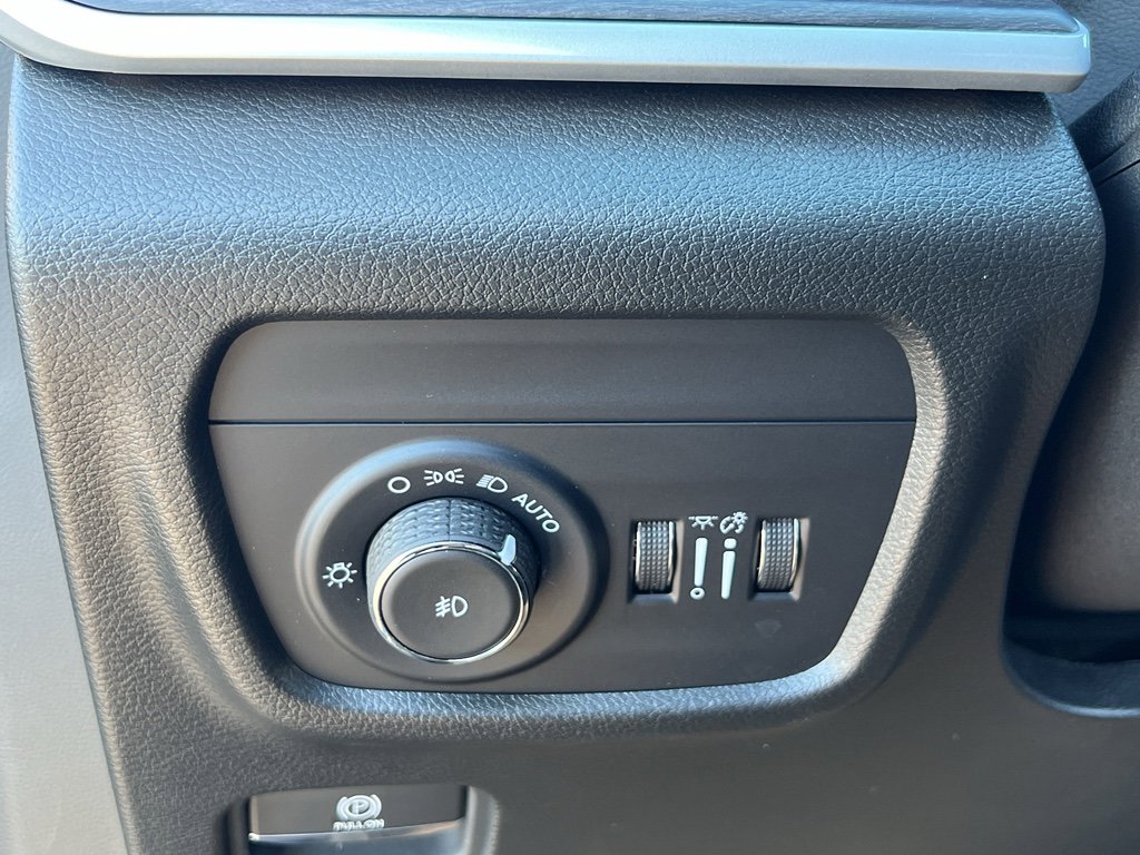 Used 2024 Jeep Grand Cherokee Limited w/ Luxury Tech Group II image 14