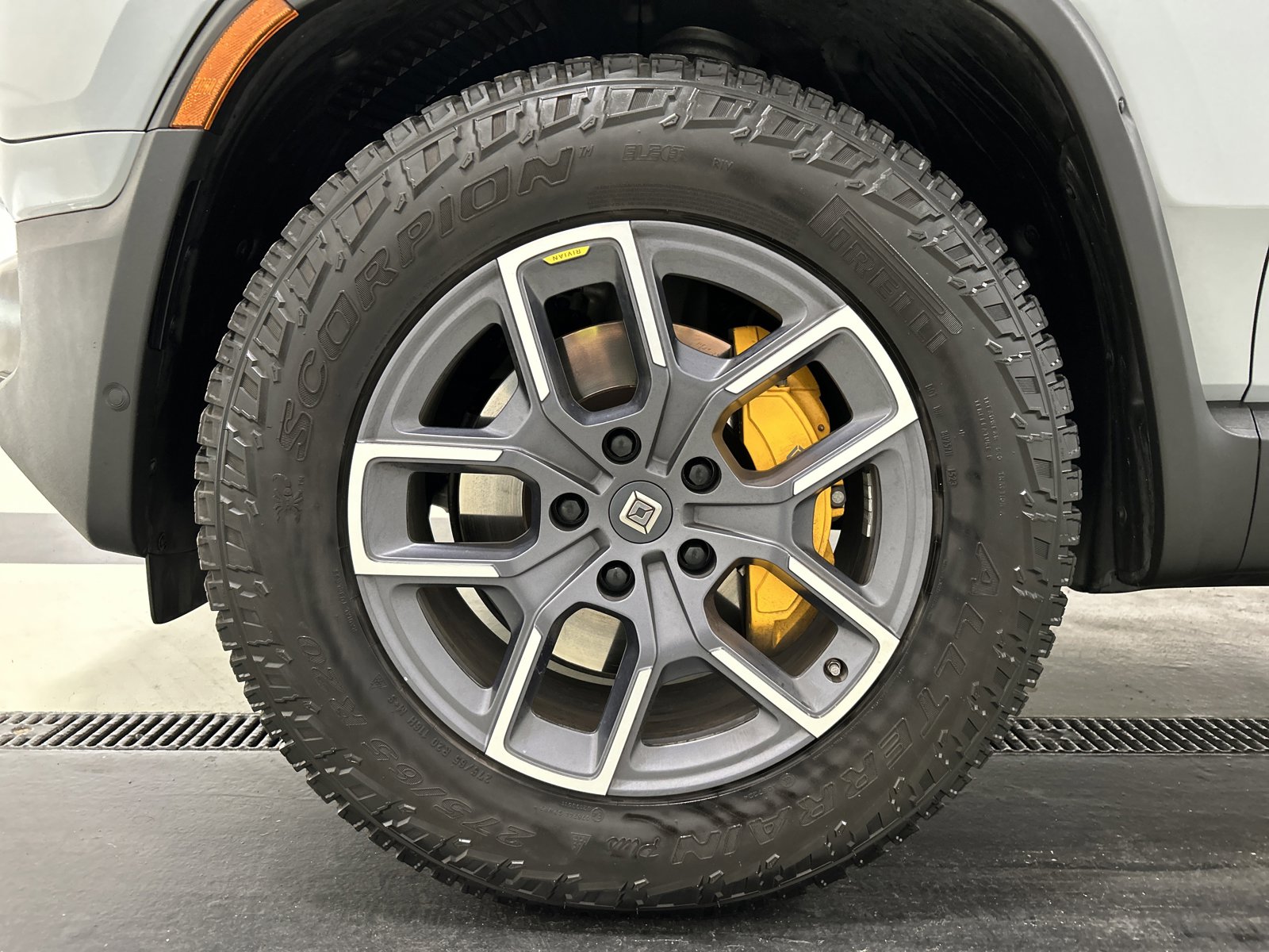 Used 2023 Rivian R1S Adventure image 9