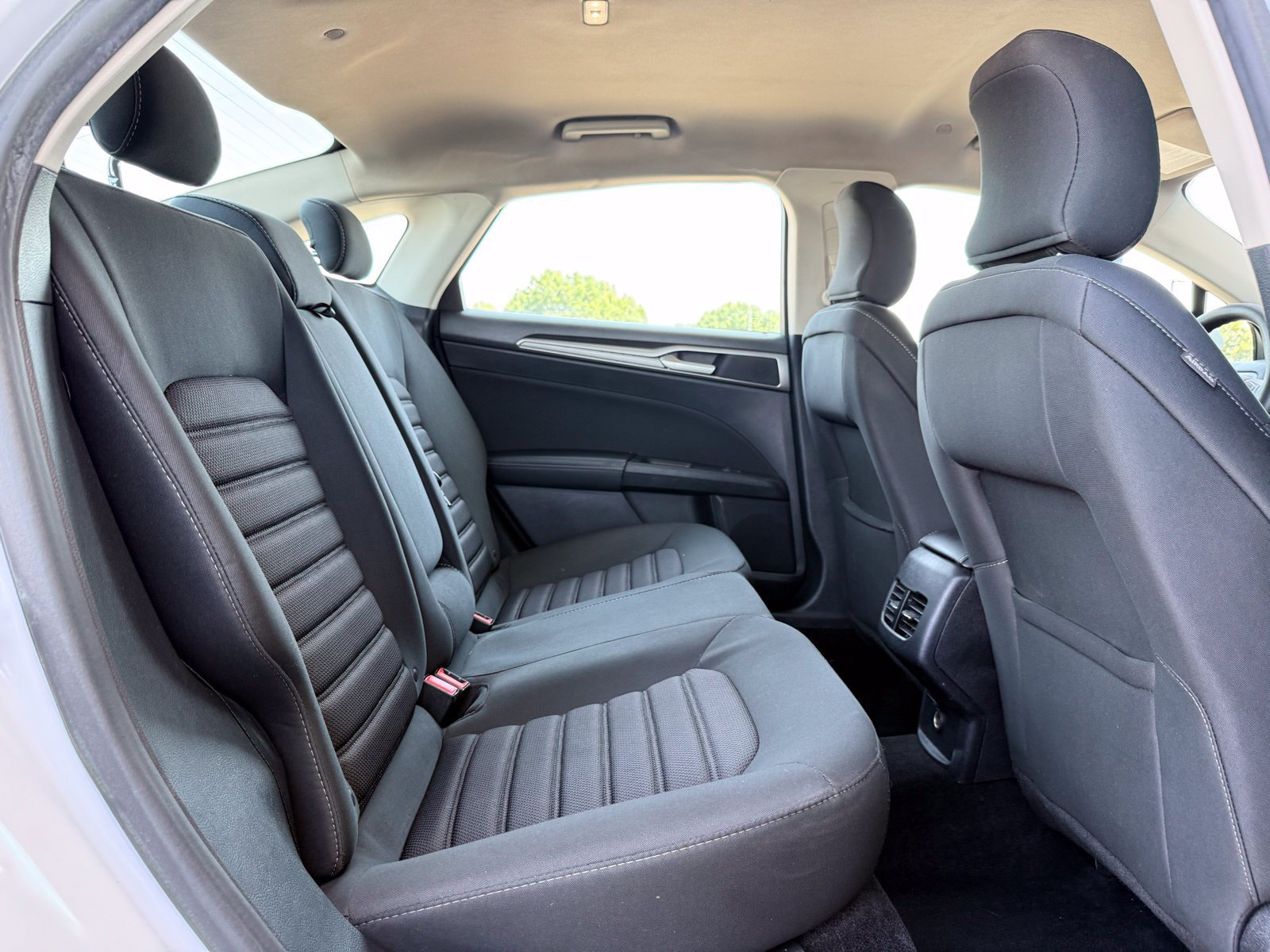 Used 2019 Ford Fusion SE FWD image 15