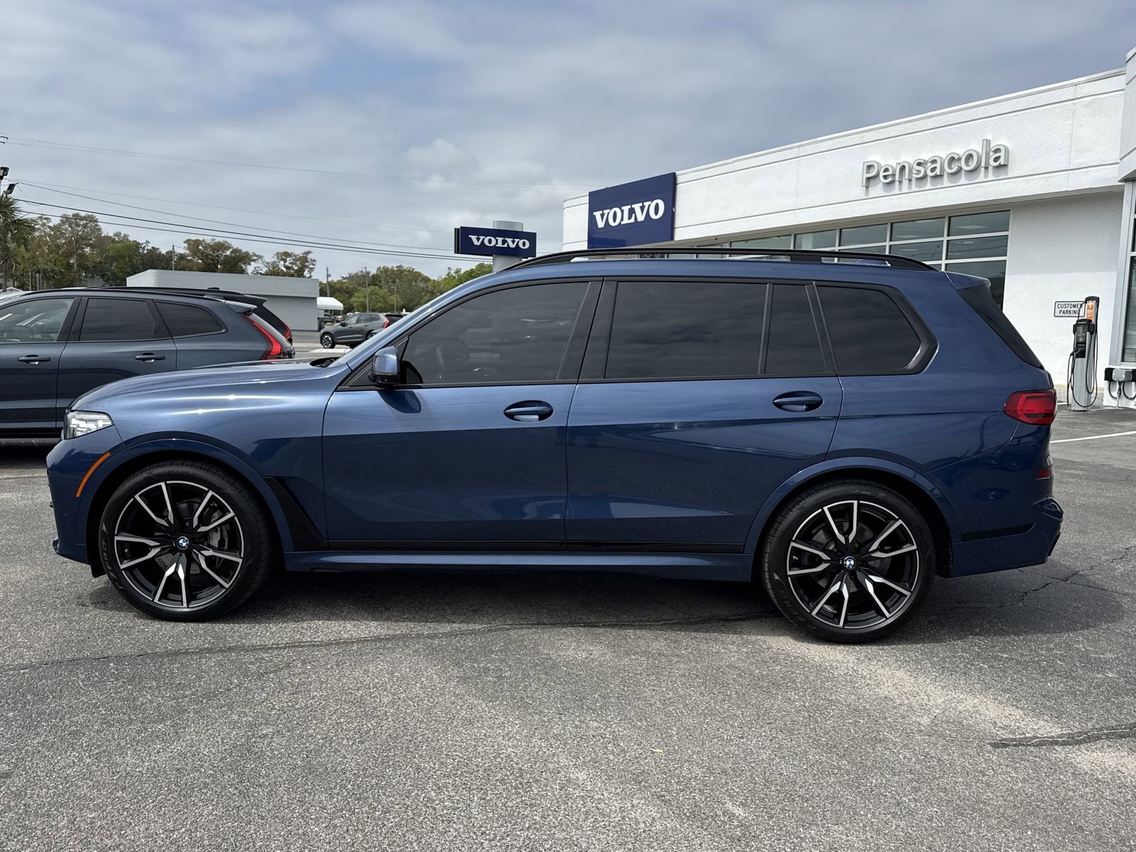 Used 2022 BMW X7 xDrive40i w/ M Sport Package image 2