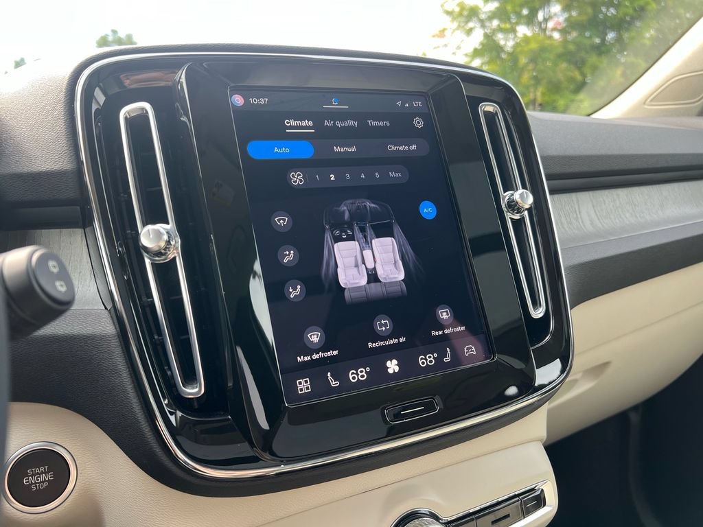 Certified 2025 Volvo XC40 B5 Plus AWD/4WD image 17