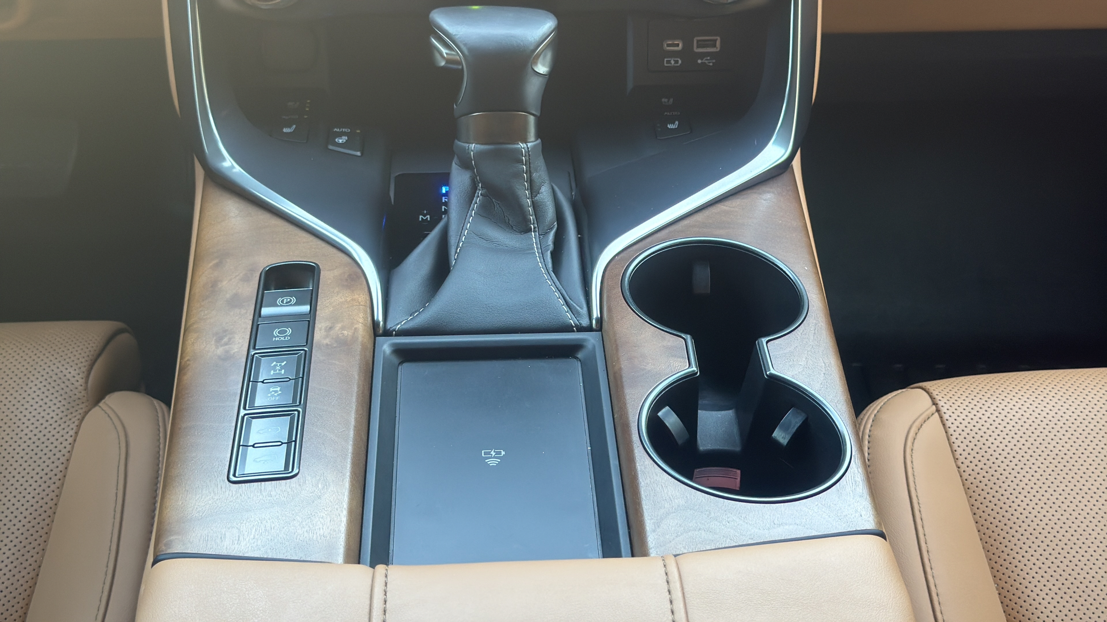 Used 2024 Lexus LX 600 4WD w/ Luxury Package image 16