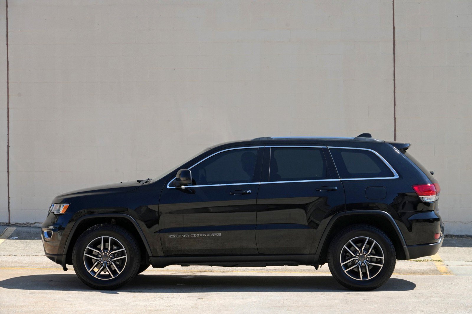 Used 2019 Jeep Grand Cherokee Laredo w/ 18" Wheel & 8.4" Radio Group AWD/4WD image 45