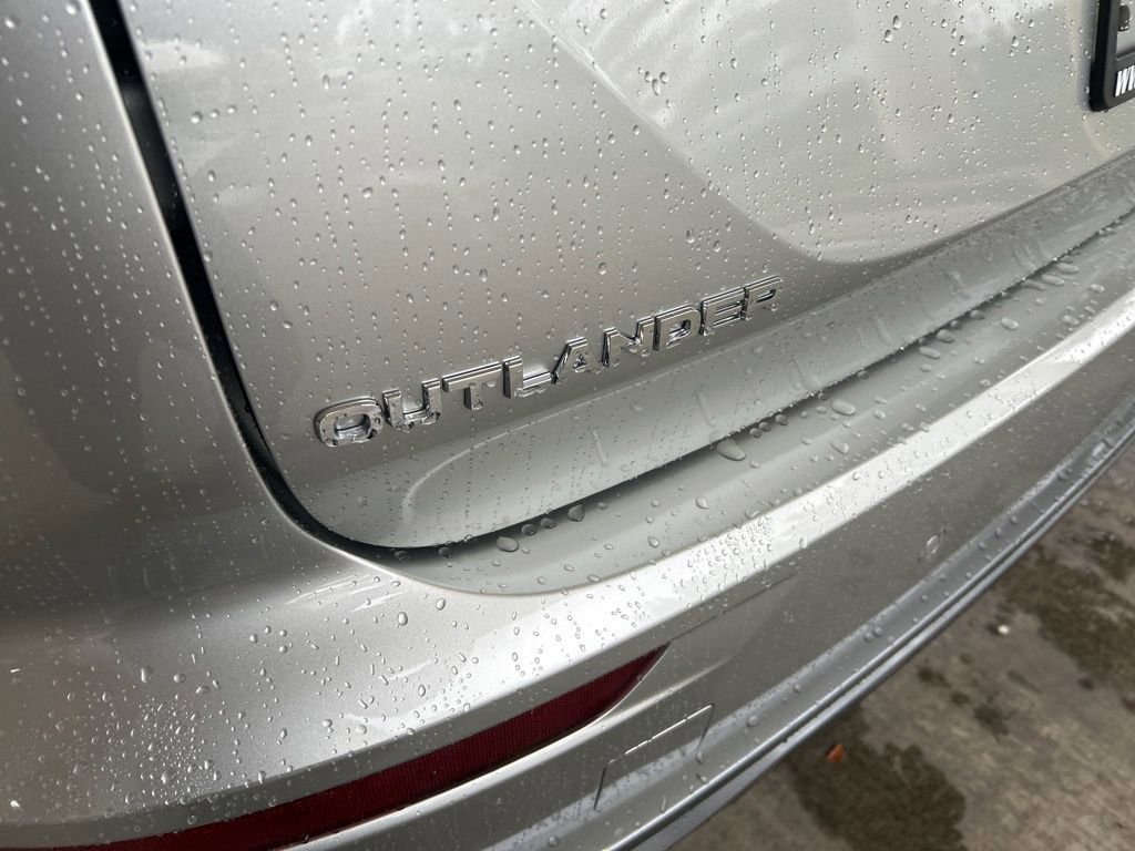 New 2026 Mitsubishi Outlander SE image 18