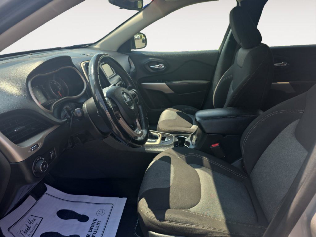 Used 2018 Jeep Cherokee Latitude w/ Cold Weather Group FWD image 9